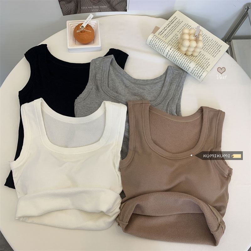 A fleece and thickened halter top for women to wear on the outside is warm and beautiful for the back in autumn and winter. It can be paired with a fitted sleeveless base top inside