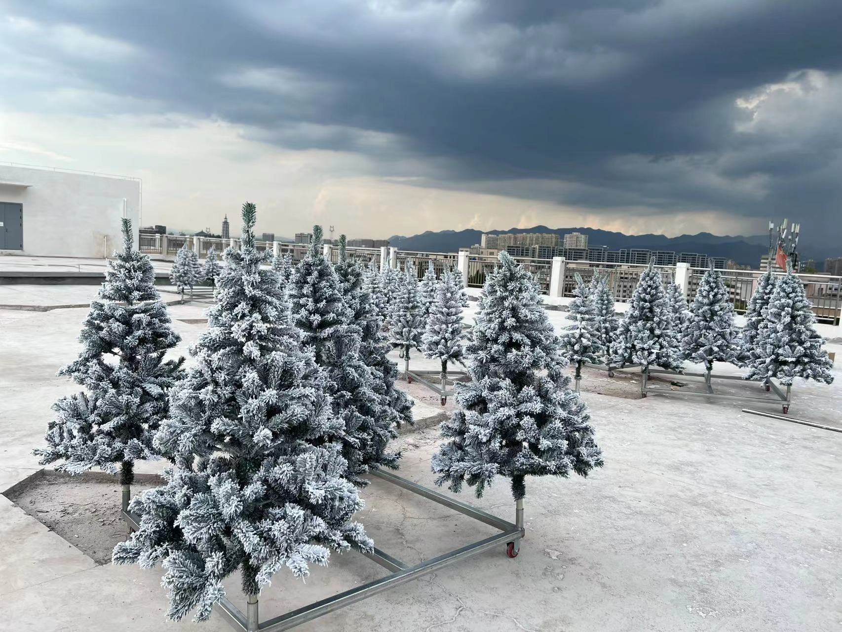 The store is decorated with a luxurious encrypted Christmas tree PE mixed with snow trees, flocking trees and white trees details Picture