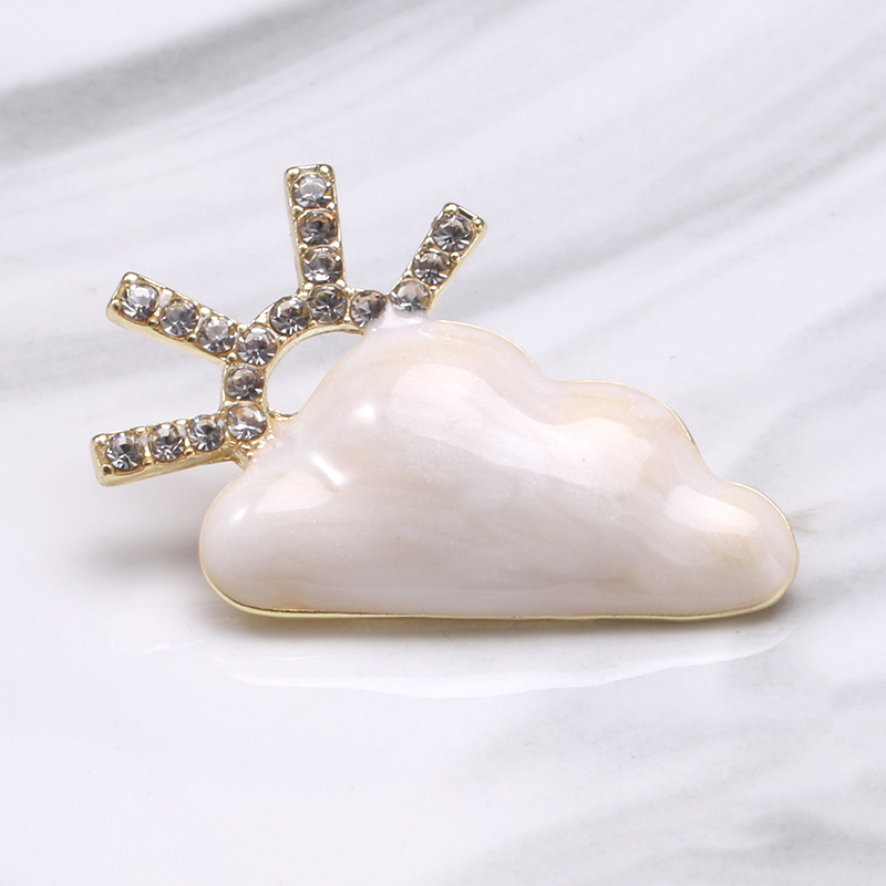 Factory direct sales of creative and light luxury Korean version new best-selling oil-drip white cloud brooch, light luxury creative retro brooch, simple and fashionable accessory pin in stock details Picture