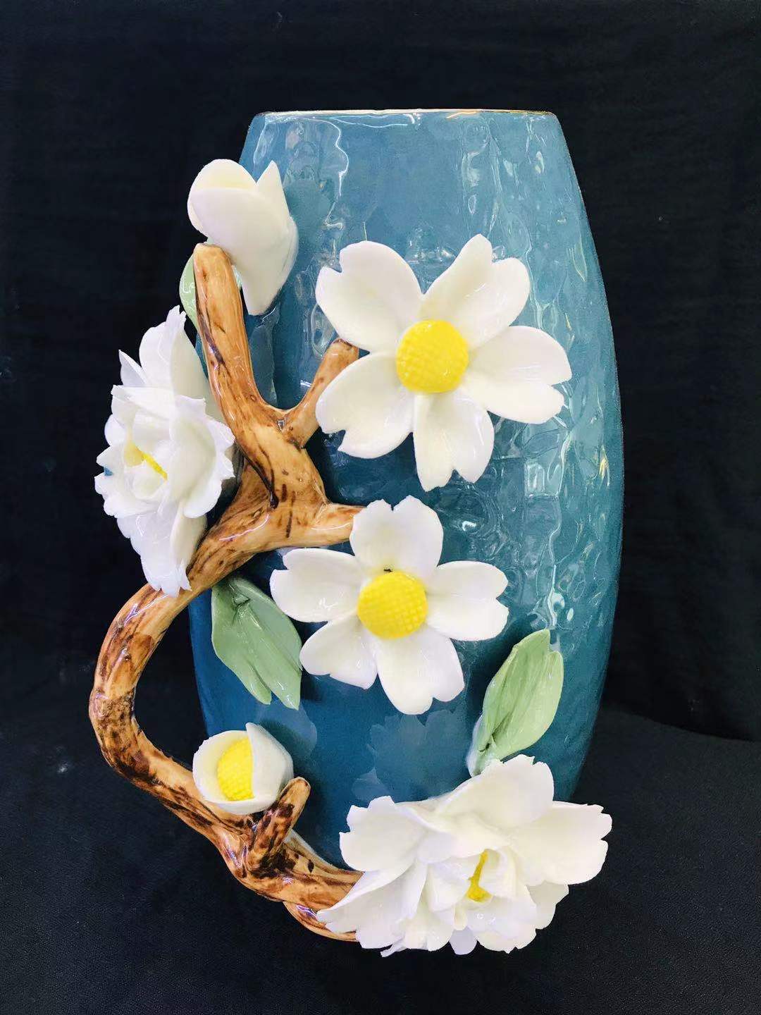 Green vase hand-molded flowers details Picture