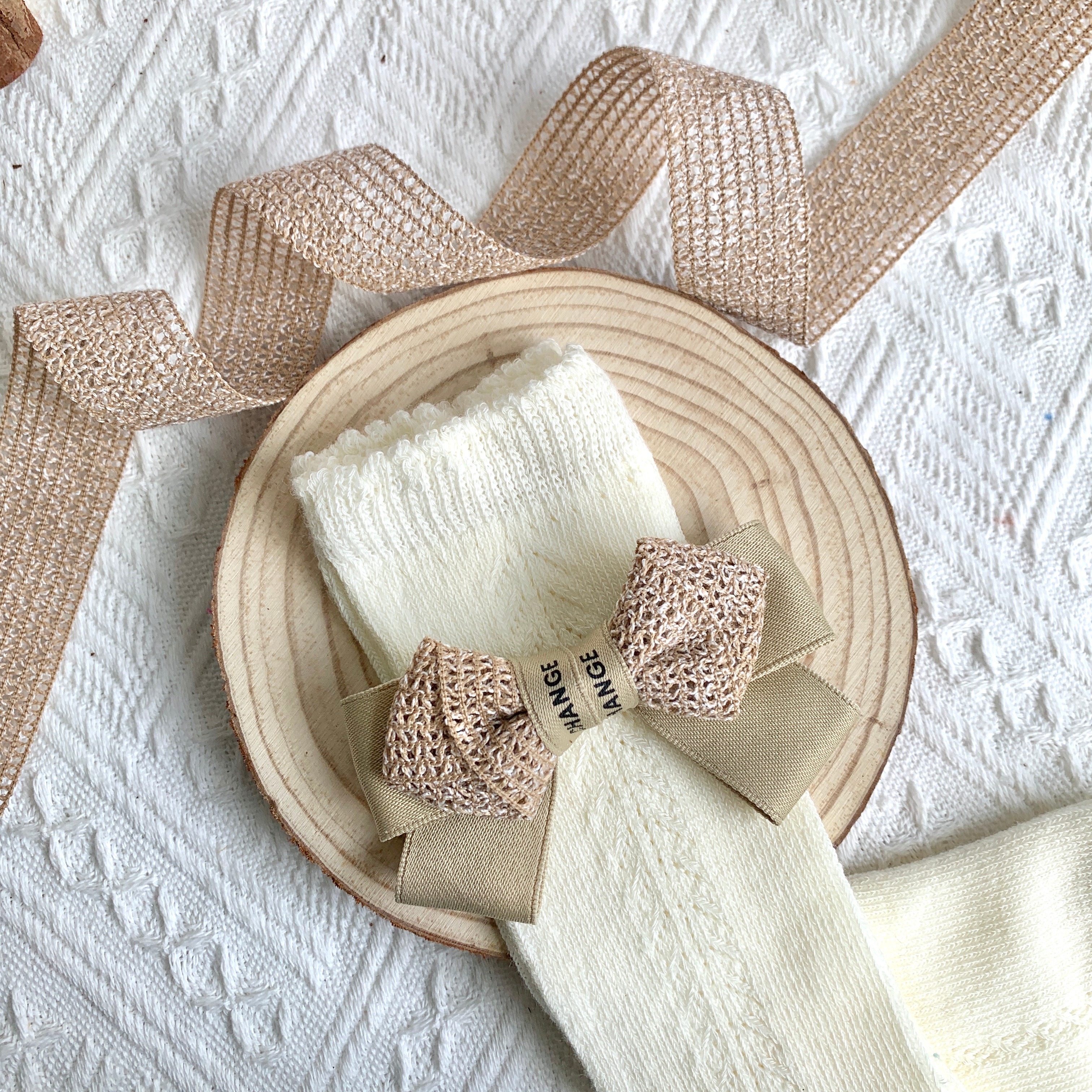 "Jianjian Circle hooked edge ribbon fashionable woven ribbon clothing accessories. Application Scenario