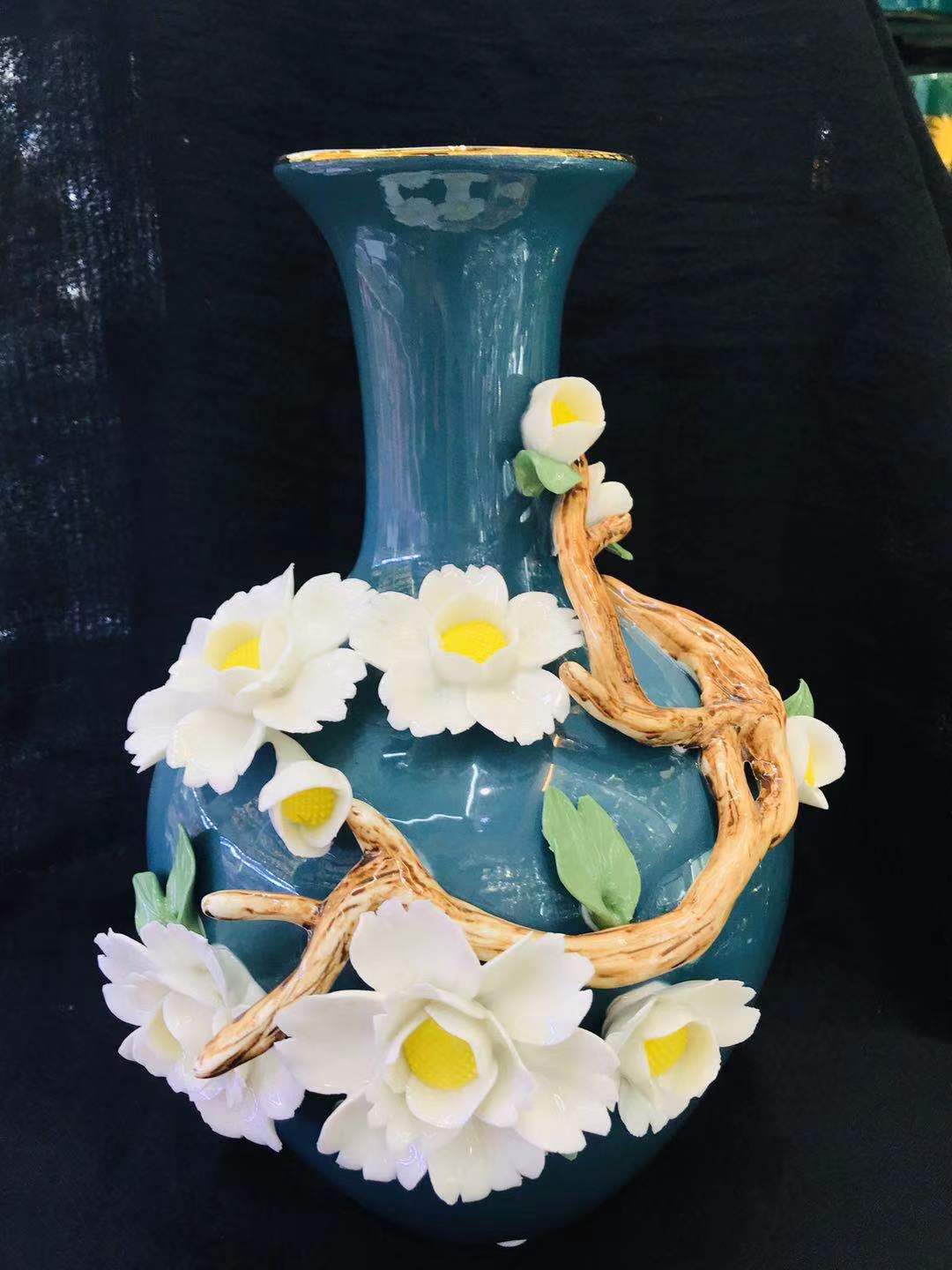 A pure hand-molded flower vase made of natural color materials Item Picture