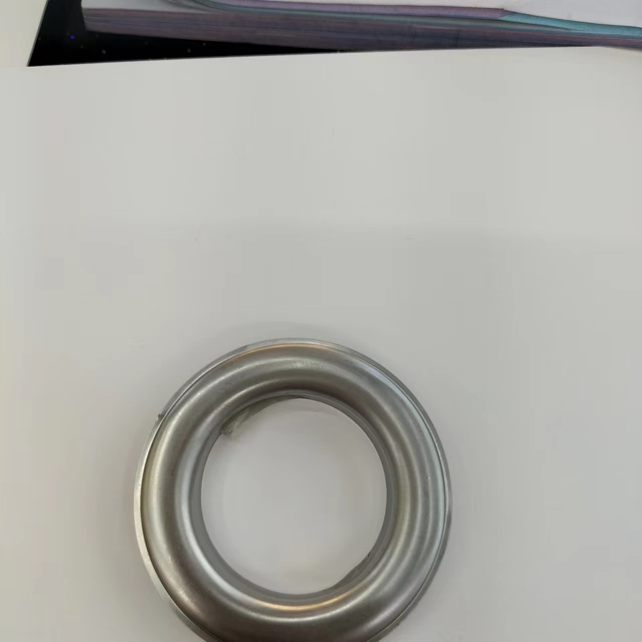 وكانت أزرار عيون الدجاج في الصانع عبارة عن أزرار لأغطية أعين الدجاج عند حافة الدائرة Specification image