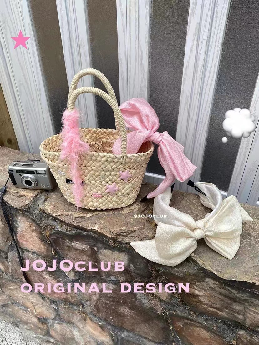 The oversized bow headband, the same style as the Internet celebrity, exudes a high-end Korean vibe. It features a wide fringe and a sweet high headband on the top of the head. It's a headwear for women