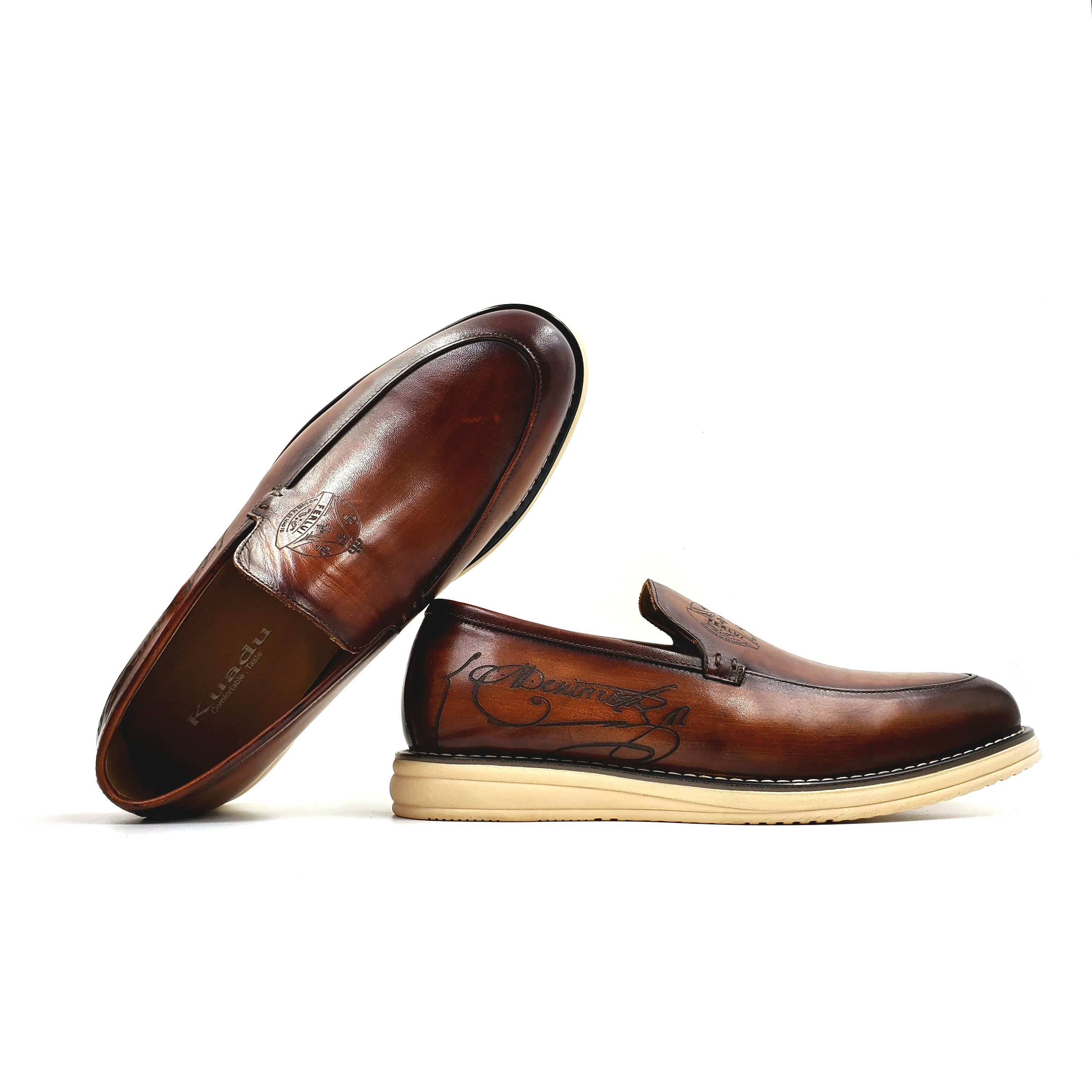 The new top-grain leather men's shoes are fashionable, casual, trendy and versatile, with a retro style for trendy men Application Scenario