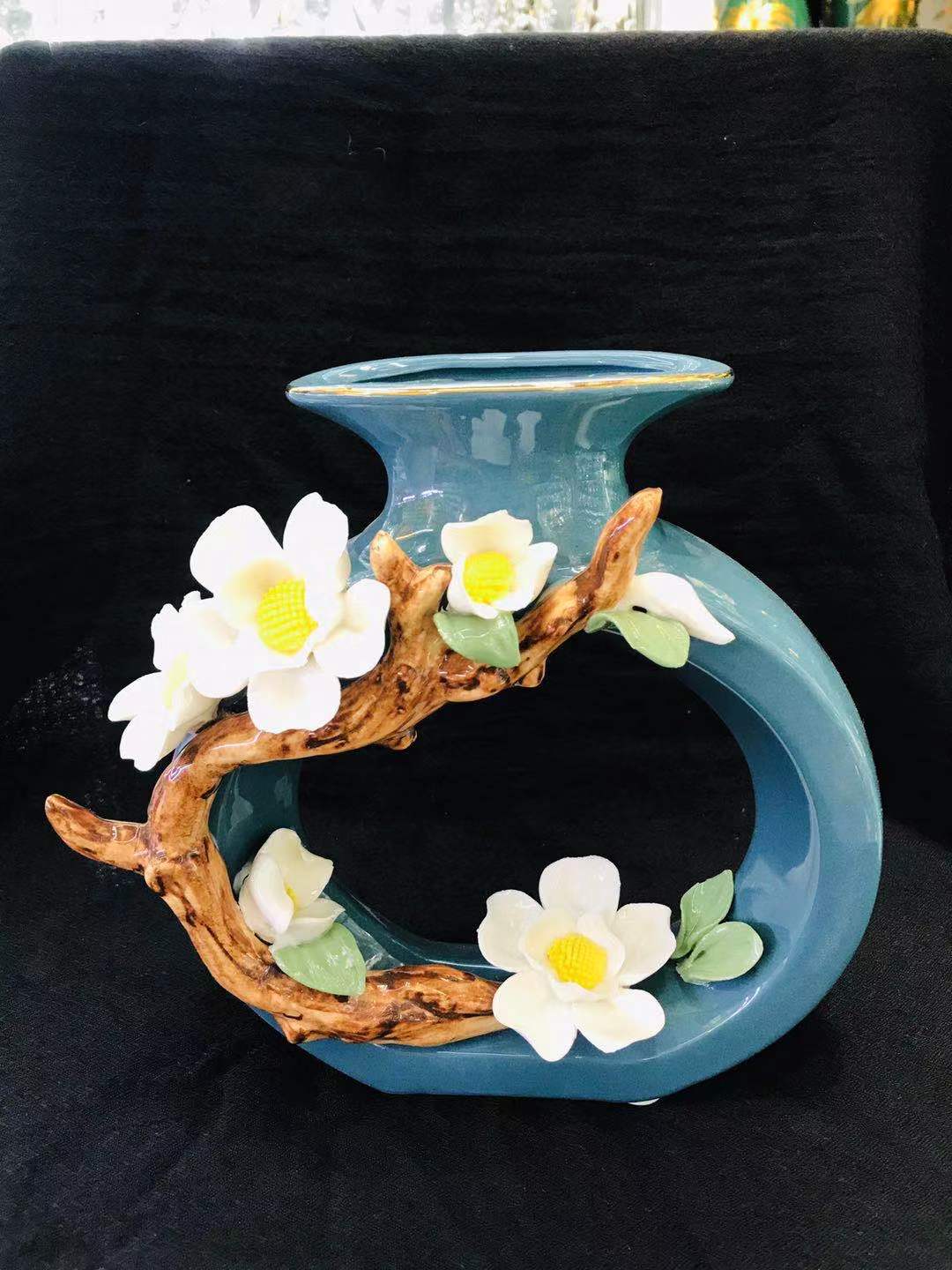 A pure hand-molded flower vase made of natural color materials details Picture