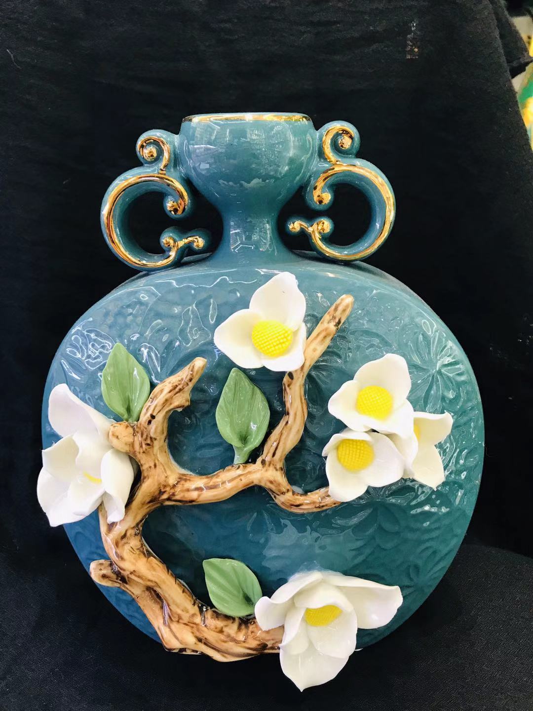 Green vase hand-molded flowers Item Picture