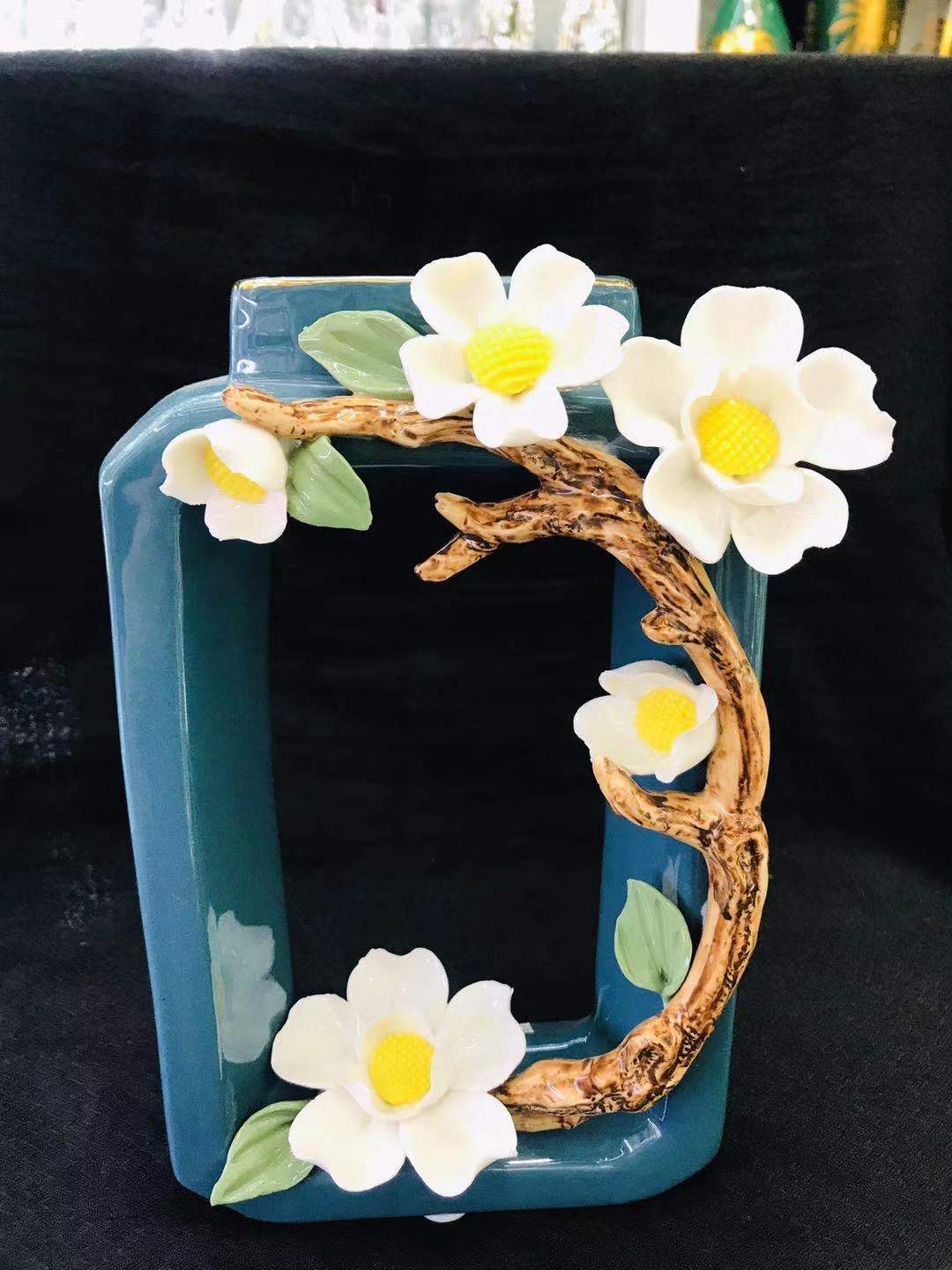 A pure hand-molded flower vase made of natural color materials