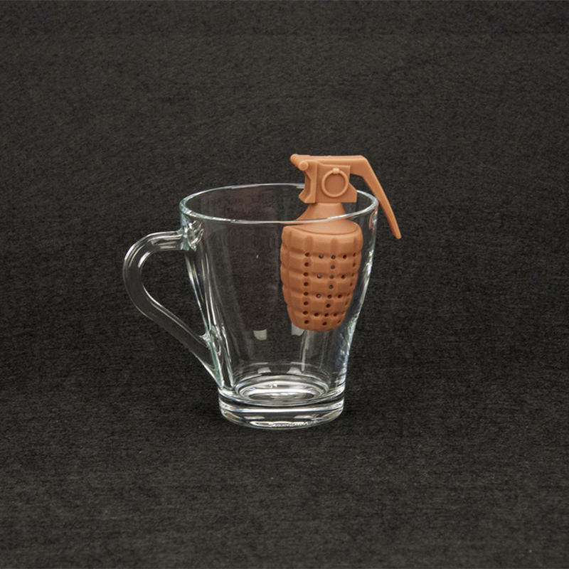 Creative "PlayerUnknown's Chicken" hand-soaked tea strainer silicone hand-soaked tea strainer simulation CS First lightning tea strainer tea set details Picture