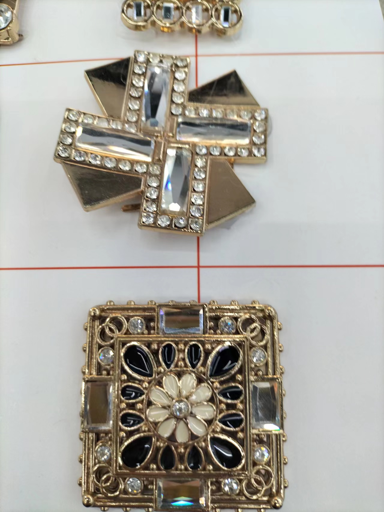 حقائب معدنية، أحذية نسائية، أحذية ذات سلاسل معدنية، أحذية من سبائك الزنك Specification image