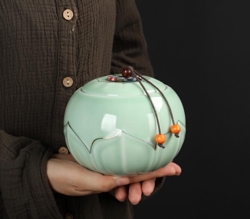 Kun Kun Ceramic Relief lotus pattern Gold Edge Ceramic Large Tea can sealed storage can hold half a jin, ordinary box gift box, gift 052 details Picture