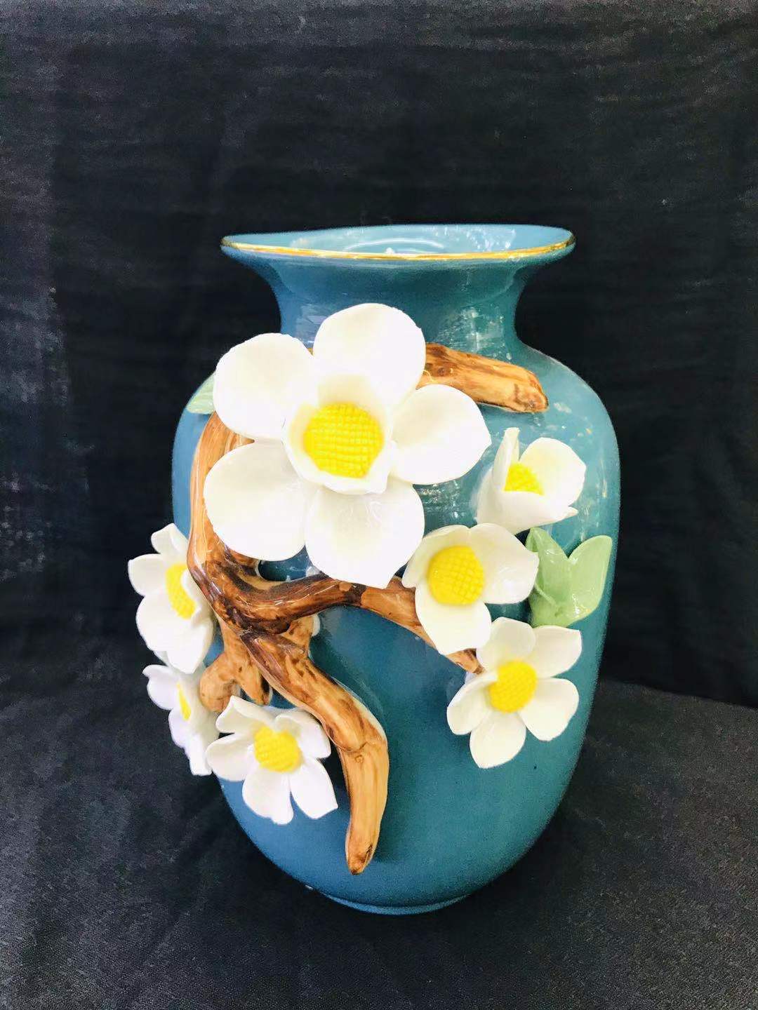 Green vase hand-molded flowers Application Scenario