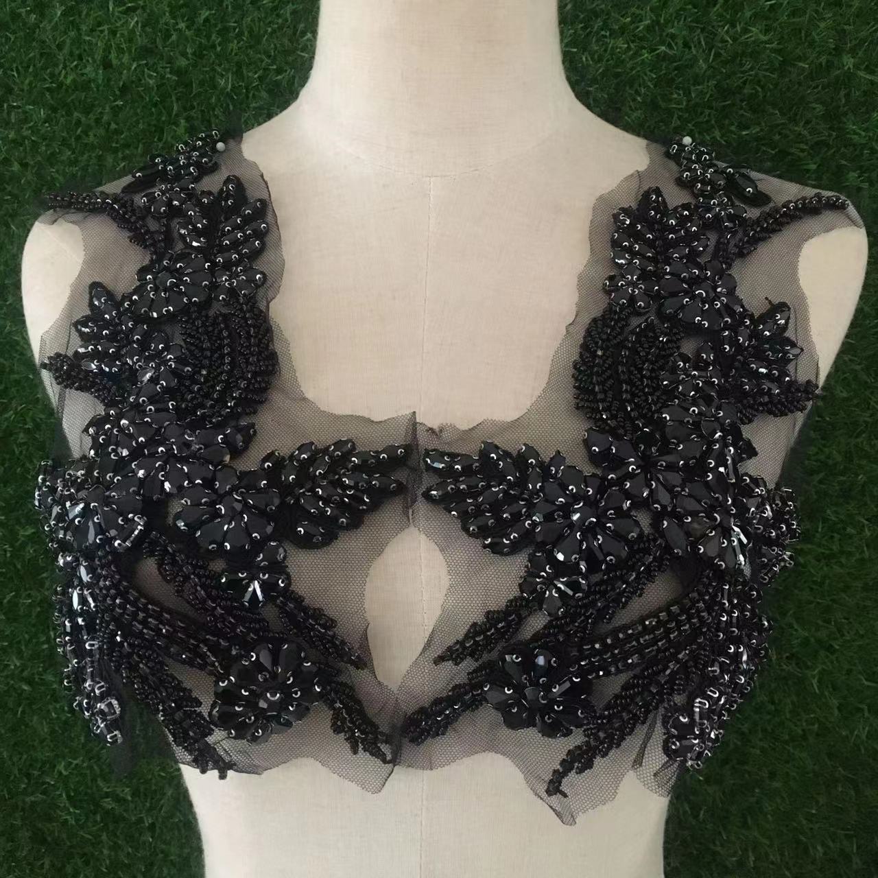 Beaded crystal dress corset with water diamonds and wheat ear decals on the top Application Scenario