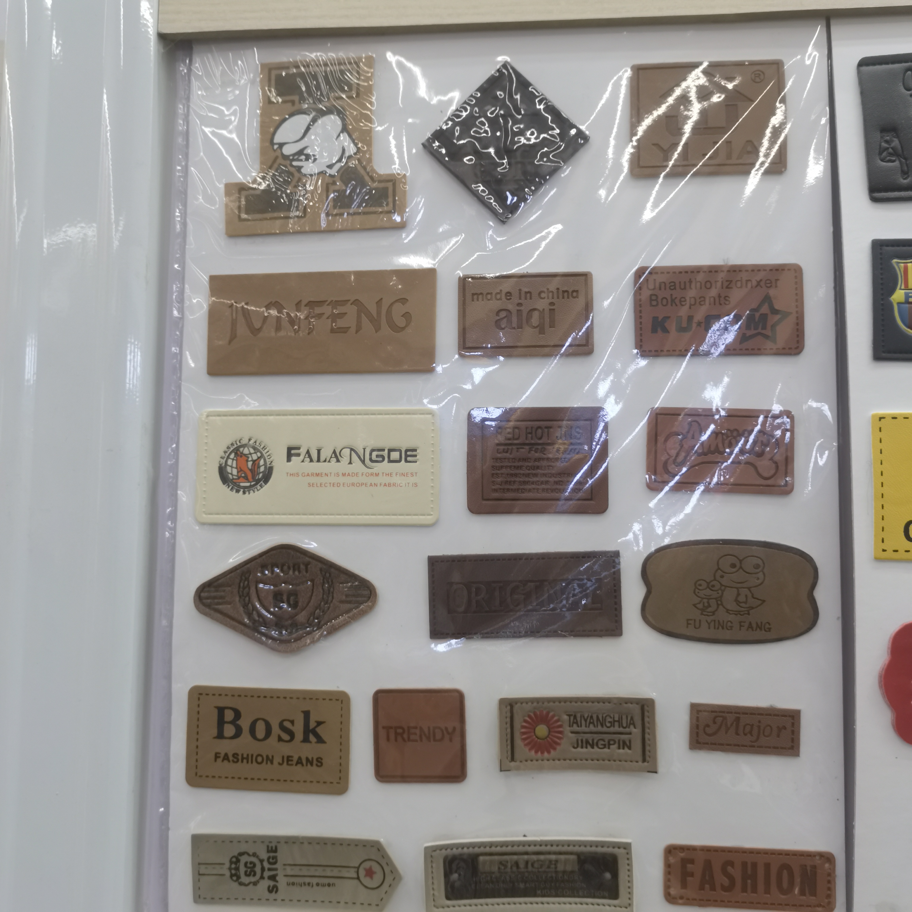 装饰标超纤皮标11烫标pu皮标皮牌服饰压印标签辅料