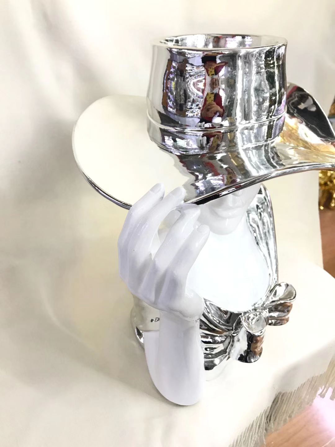 Western-style beauty resin flowerpot Specification image