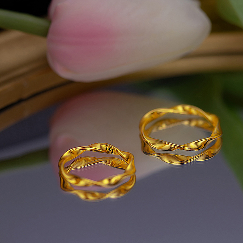 Mobius strip couple rings, a niche, fashionable and high-end style, gold-plated twisted pattern couple rings for both men and women Application Scenario