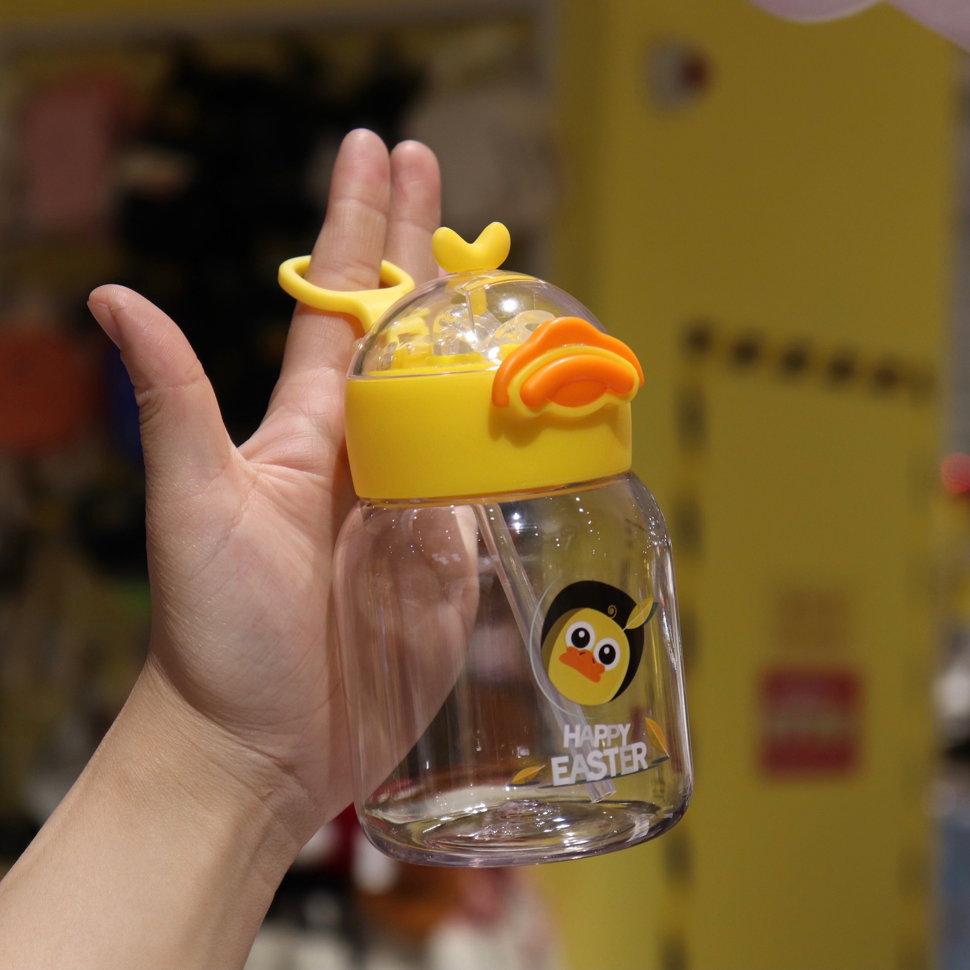 A creative and cute cartoon hand-held plastic cup with a straw details Picture