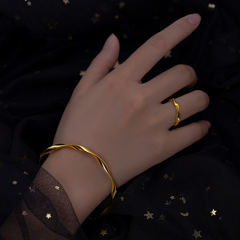Mobius strip couple rings, a niche, fashionable and high-end style, gold-plated twisted pattern couple rings for both men and women details Picture