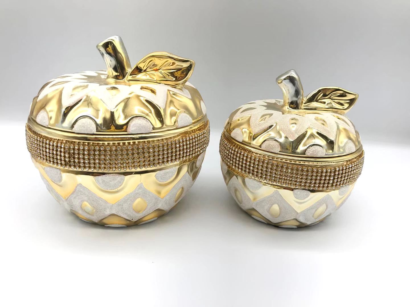 Jewelry box, small sugar jar, storage jar and ornaments