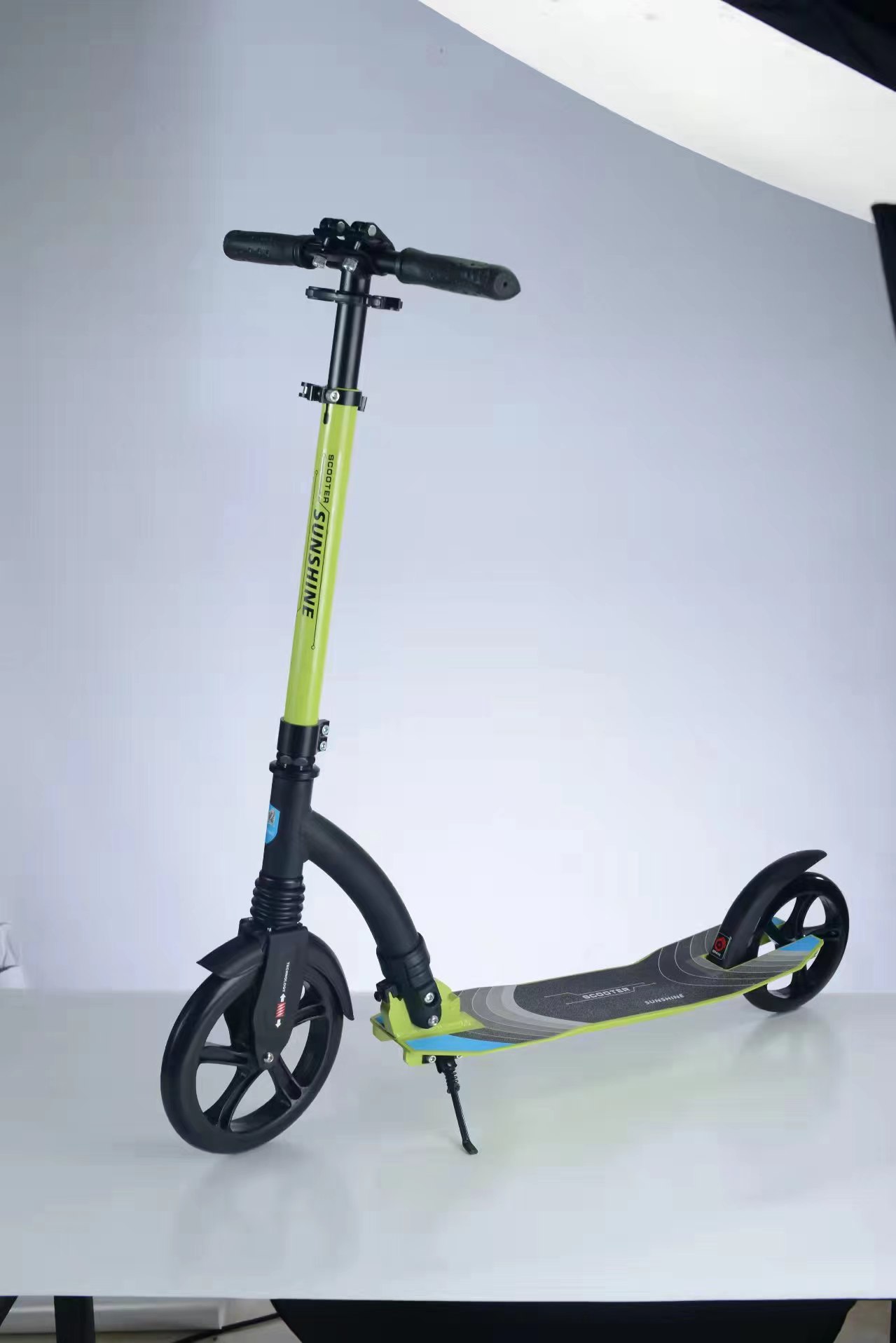 The front wheels are 230MM thick and the rear wheels are 180MM thick, all made of all-aluminum alloy details Picture