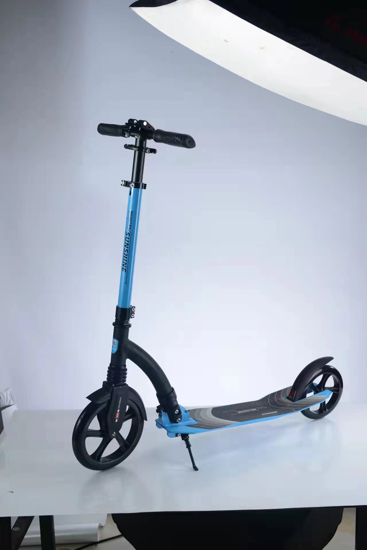 The front wheels are 230MM thick and the rear wheels are 180MM thick, all made of all-aluminum alloy