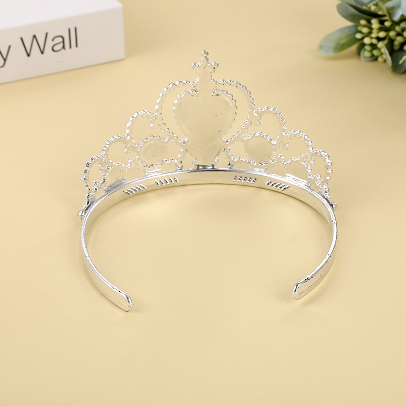 A medium-sized pink birthday princess crown hat with a heart-shaped crown headpiece set Application Scenario