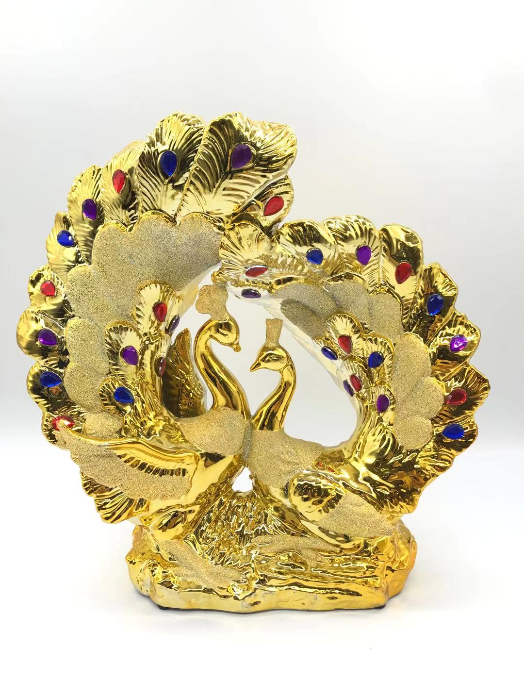 A super-large peacock spreads its tail Application Scenario