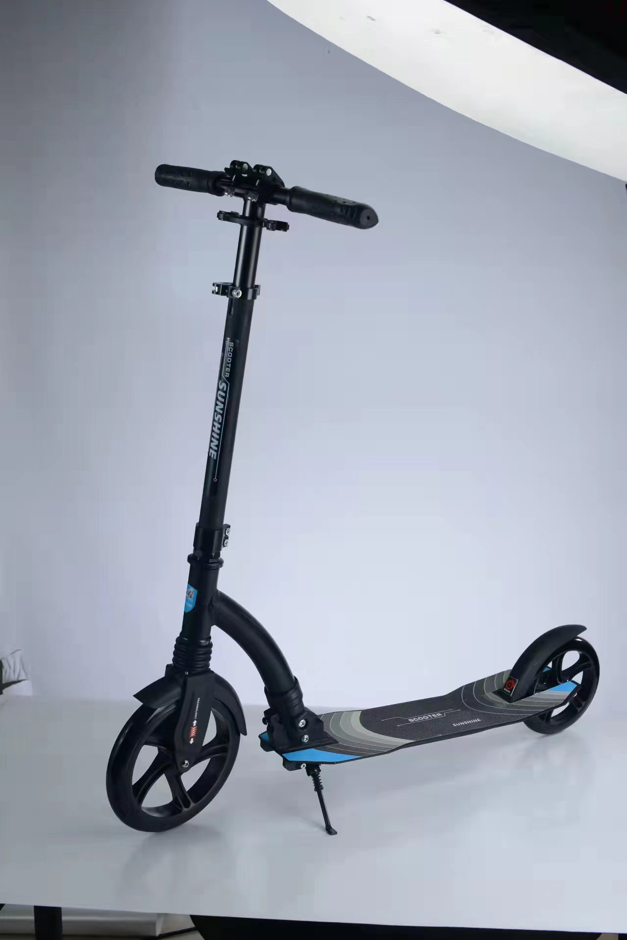 The front wheels are 230MM thick and the rear wheels are 180MM thick, all made of all-aluminum alloy Specification image