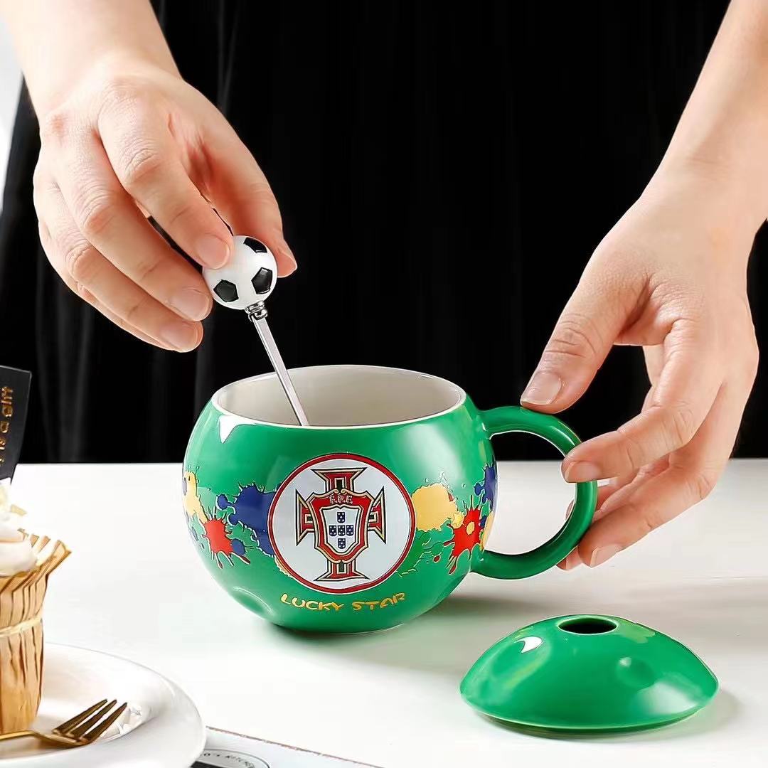 ins Creative high appearance level football cup, Internet celebrity mug, covered spoon breakfast cup, round ceramic cup, LOGO production, Zhuoqia 006 Application Scenario