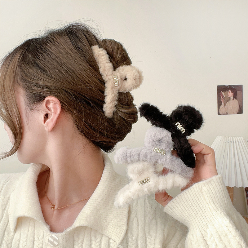 A large shark clip at the back of the head, a min letter hair clip, a children's hairpin, a hair clip, and a headpiece Item Picture