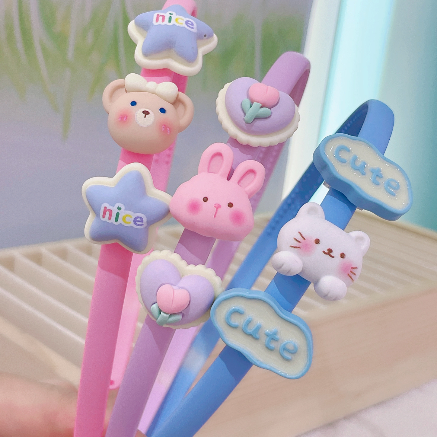 The cute cartoon hair band comes in a variety of colors. It features a classic matte three-headed cartoon style for girls and young girls Application Scenario