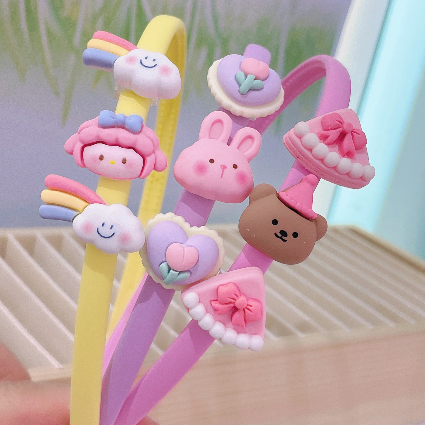 The cute cartoon hair band comes in a variety of colors. It features a classic matte three-headed cartoon style for girls and young girls Specification image