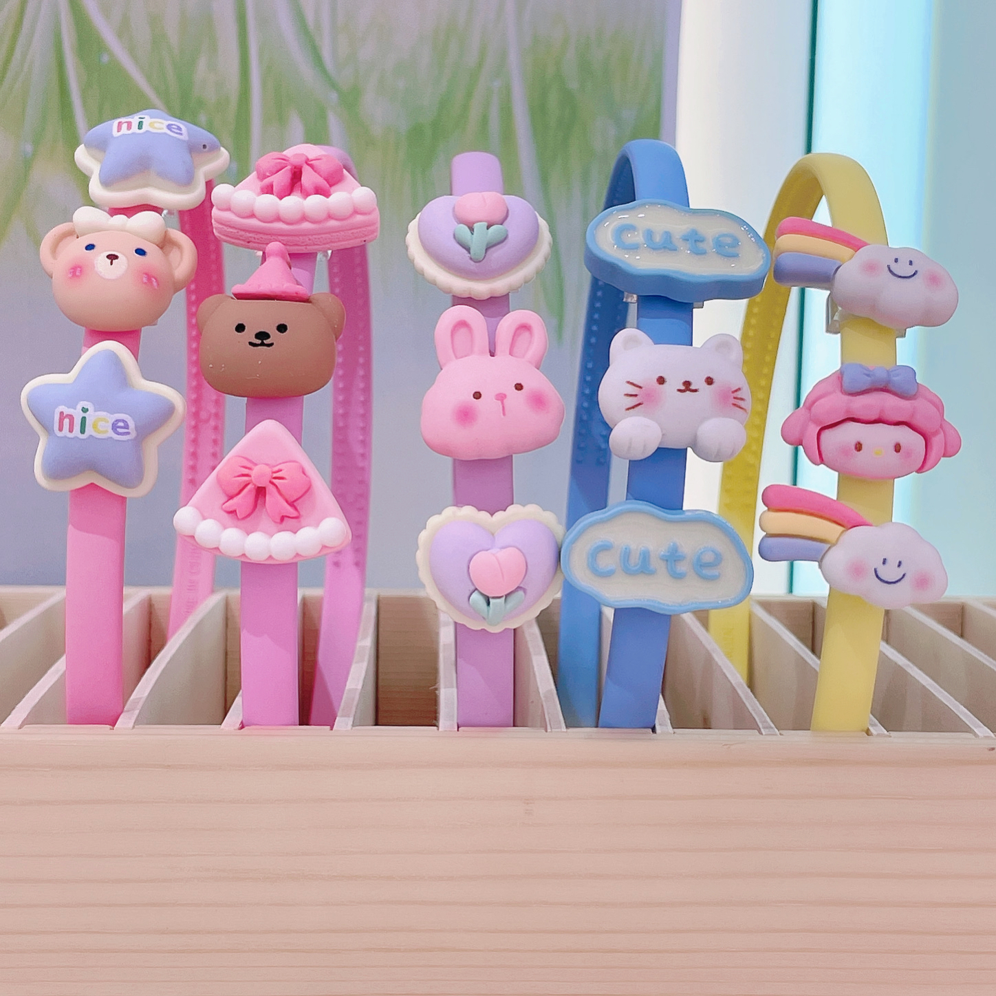 The cute cartoon hair band comes in a variety of colors. It features a classic matte three-headed cartoon style for girls and young girls
