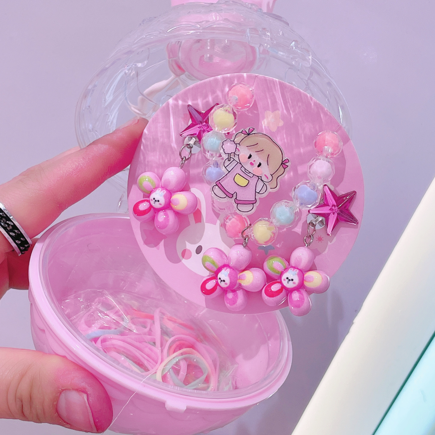 The Crown double-layer gift box features an exquisite design, cute bracelets, hairpins, and a variety of children's headwear combinations. It is a must-have gift for princess festivals and can be used as a decorative item details Picture