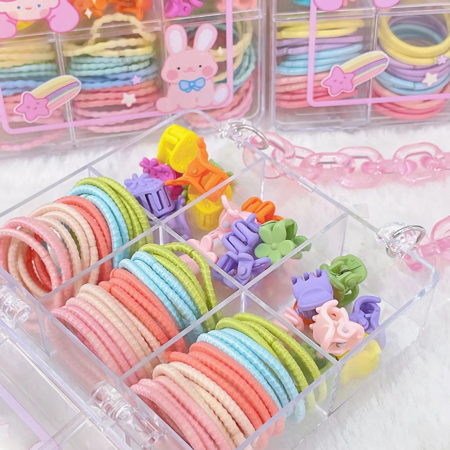 The jelly chain six-compartment box features an exquisite and cute design. It offers a variety of children's headwear combinations, which are simple and elegant. It is a must-have gift for princess festivals and can be used as a decorative item Application Scenario