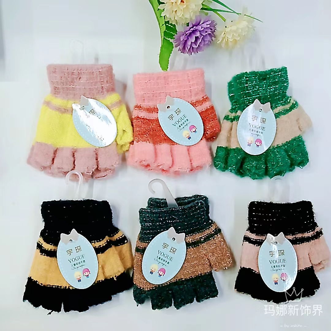 Popular mohair children's gloves with multiple color combinations Application Scenario