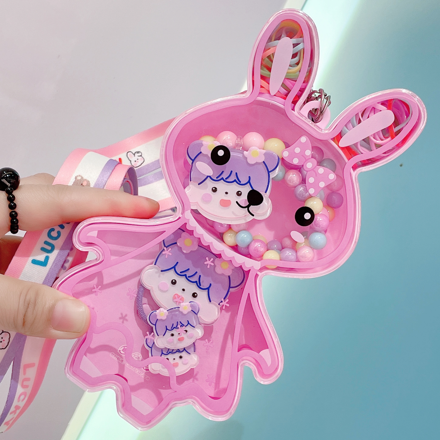 The webbing rabbit gift box can be worn diagonally or over the body. It comes in various combinations such as necklaces, hair clips, and rubber bands. With a variety of cartoon elements to choose from, it features a cute design and is a must-have for princesses Application Scenario