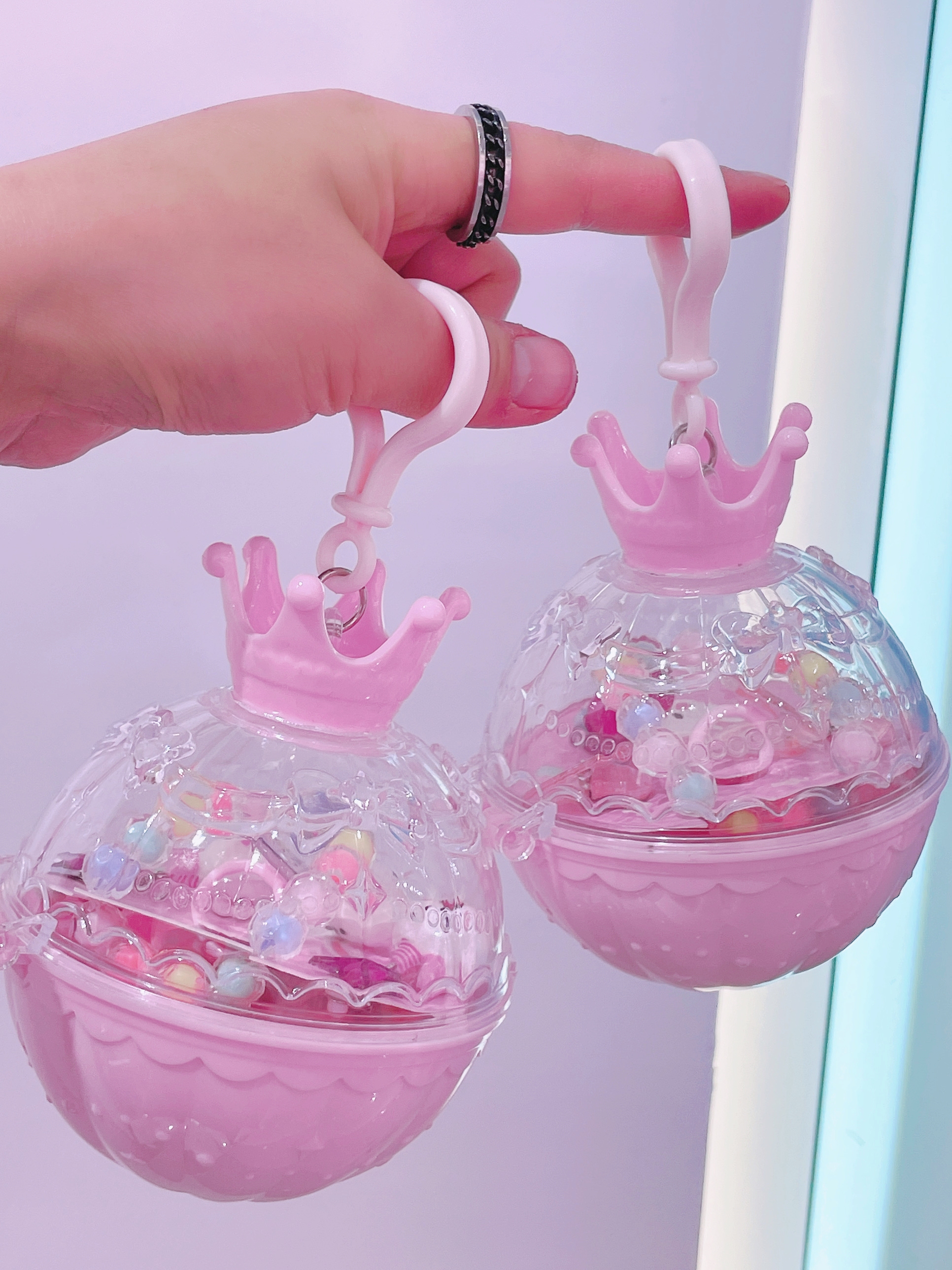 The Crown double-layer gift box features an exquisite design, cute bracelets, hairpins, and a variety of children's headwear combinations. It is a must-have gift for princess festivals and can be used as a decorative item Specification image