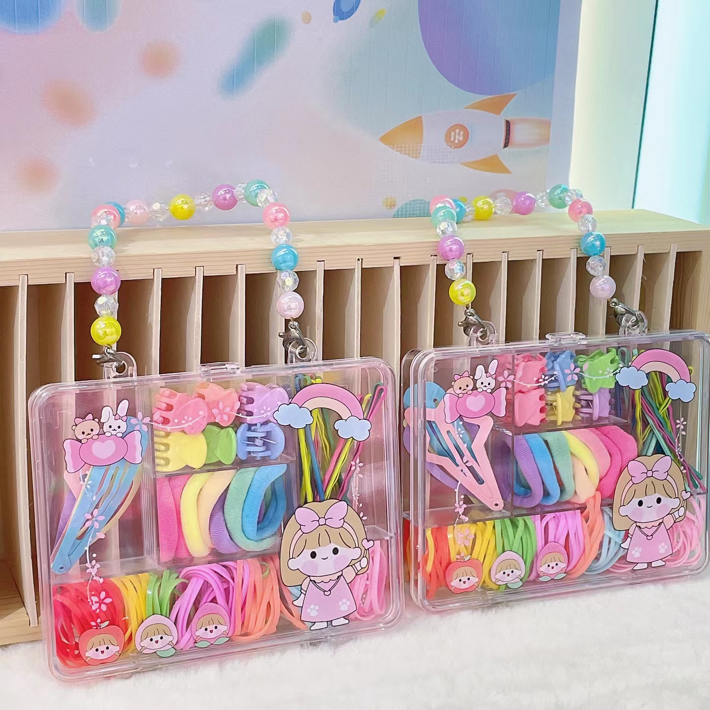 The five-compartment box with a seven-color pearl chain features an exquisite design and a cute hairpin. It is a combination of various children's headwear, simple and elegant. It is a must-have gift for princess festivals and can be used as a decorative item details Picture