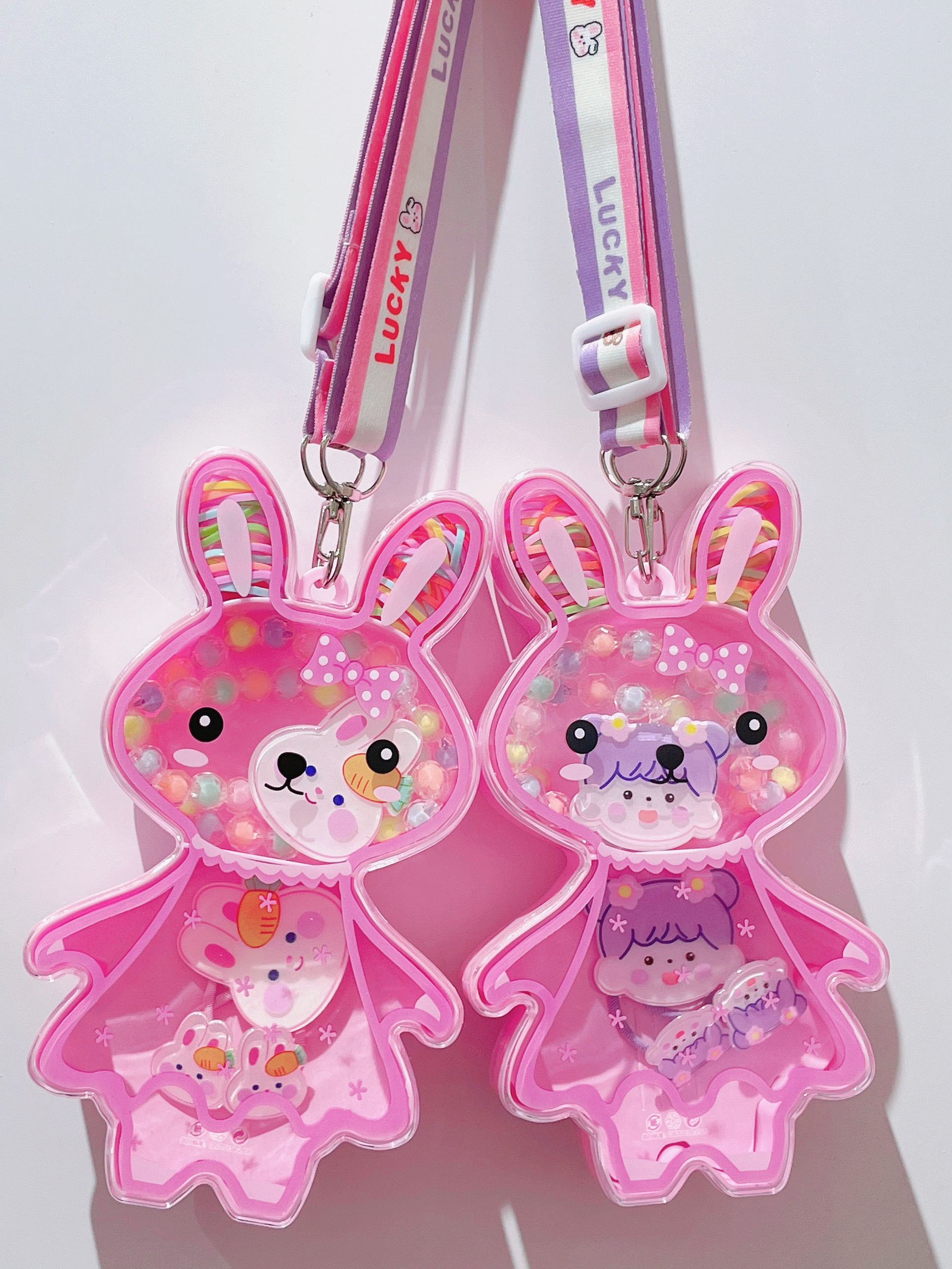The webbing rabbit gift box can be worn diagonally or over the body. It comes in various combinations such as necklaces, hair clips, and rubber bands. With a variety of cartoon elements to choose from, it features a cute design and is a must-have for princesses