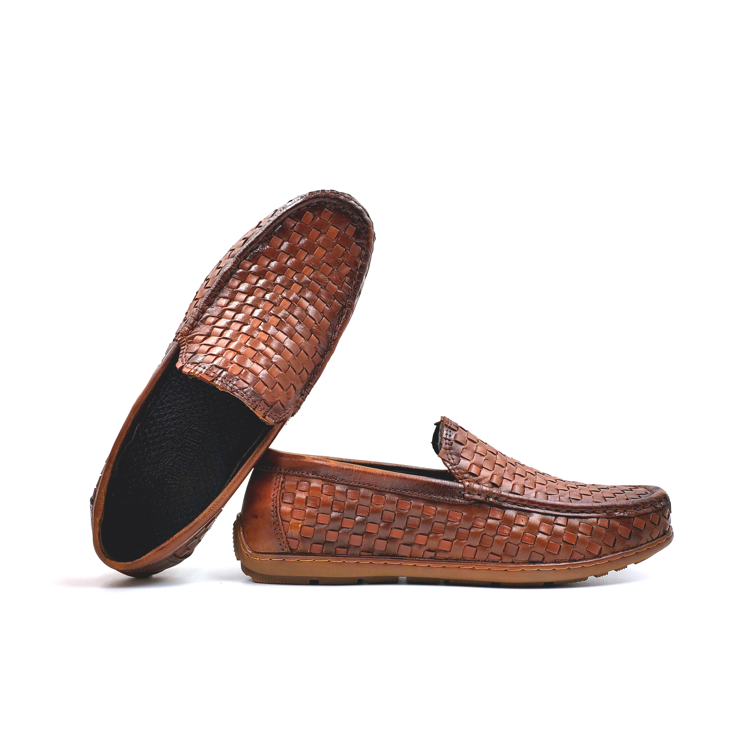 Cross-border plus-size men's shoes, hand-woven casual leather shoes, British durable breathable shoes Application Scenario