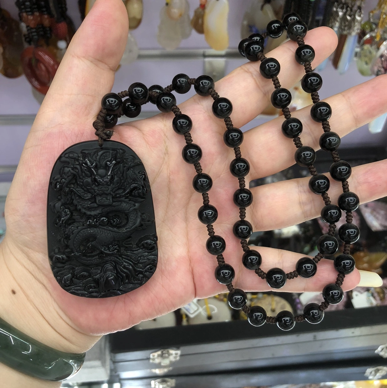 A light luxury and high-end style, European and American retro layering, simple and natural obsidian dragon plaque details Picture