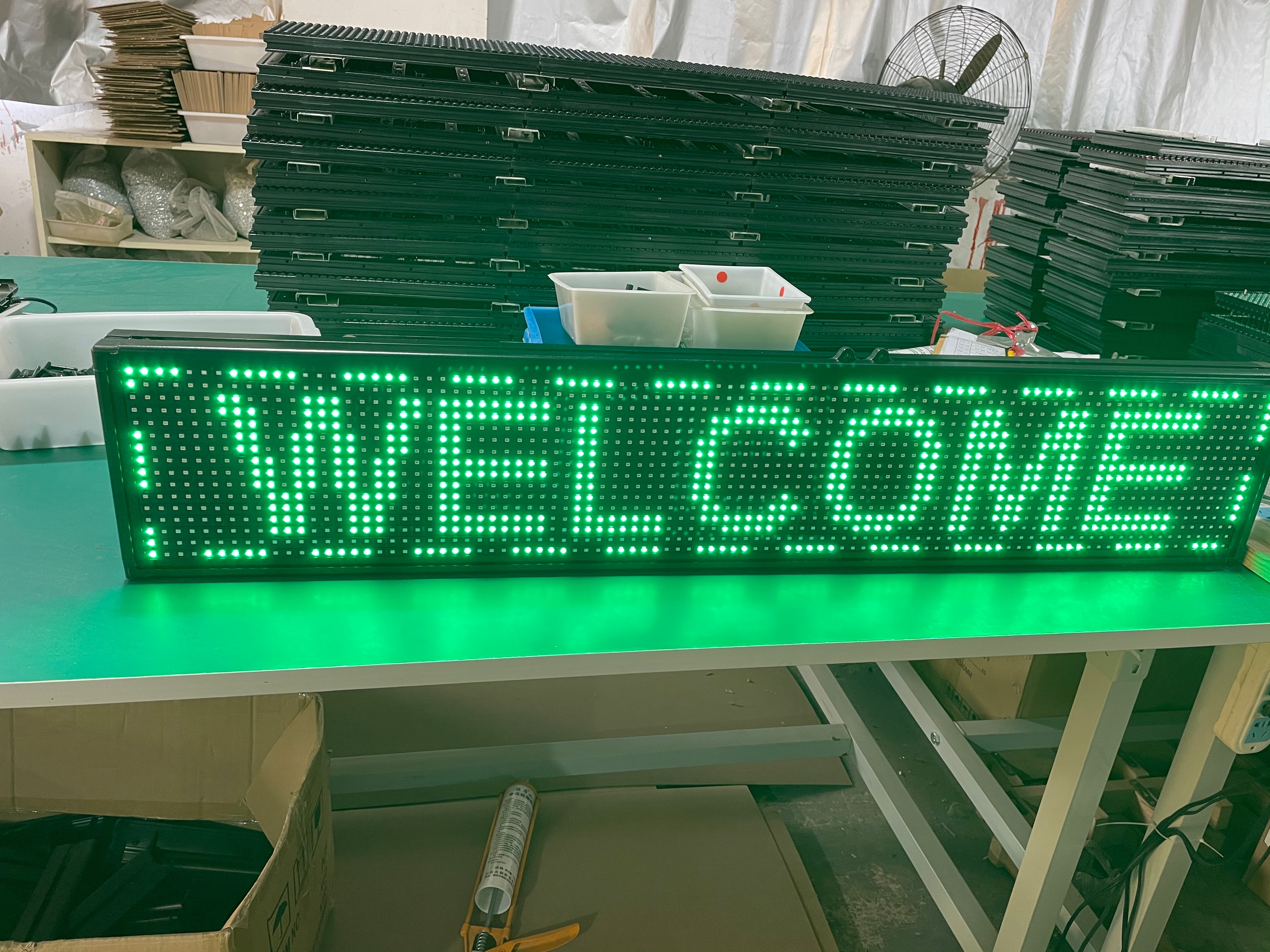 Surface-mounted green LED display screen