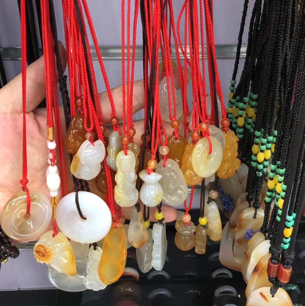 A light luxury and high-end European and American retro layered simple natural agate pendant details Picture