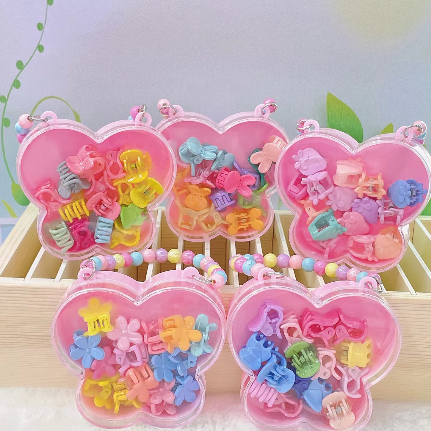 The seven-color chain butterfly box comes in a variety of designs, including claw clamps and rubber bands. The colors are rich and diverse. It is a classic and durable model suitable for a wide range of people