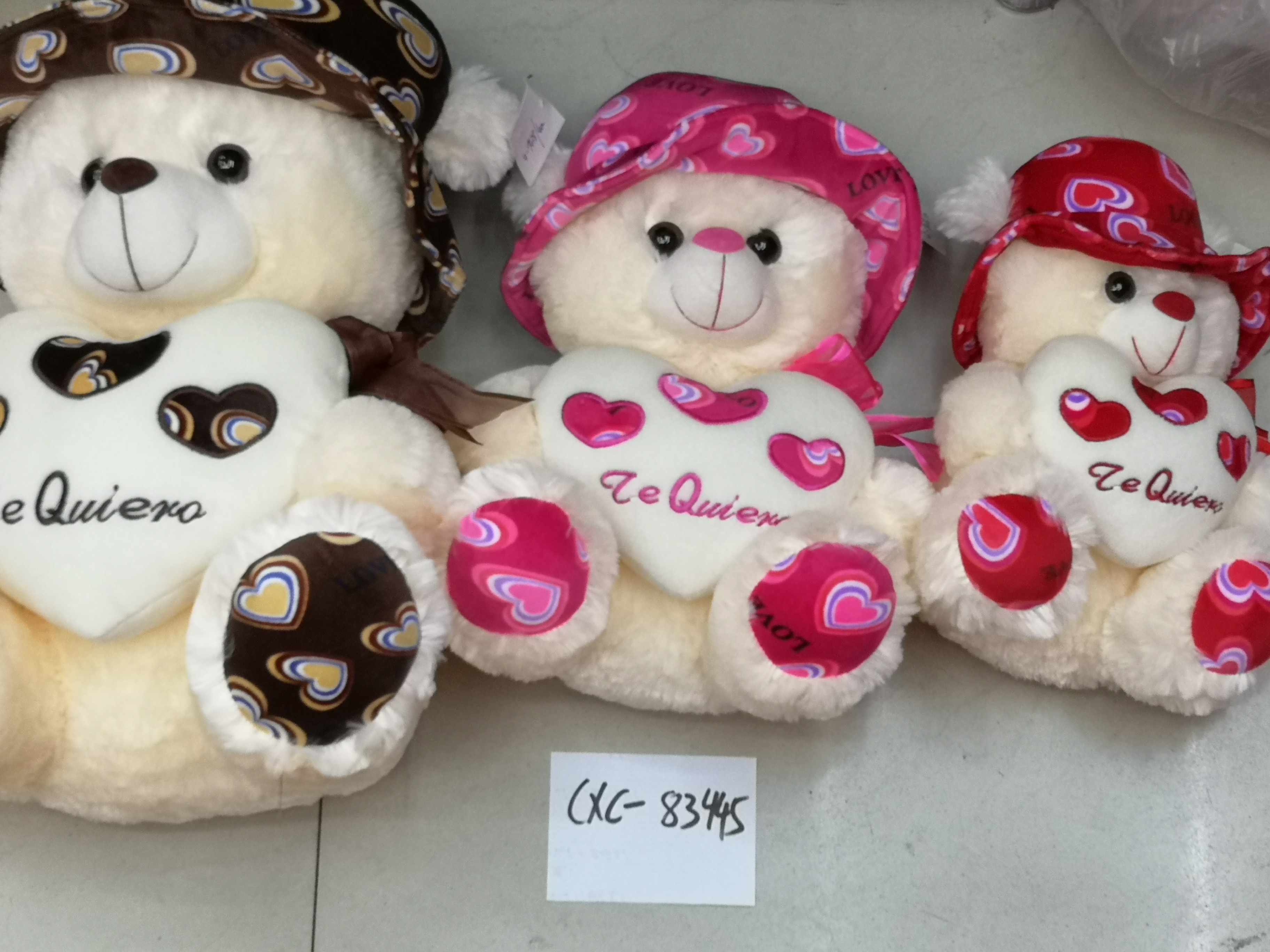 In Yiwu Small Commodities City, there is a 30-centimeter heart-shaped bear wearing a hat, and the colors can be mixed