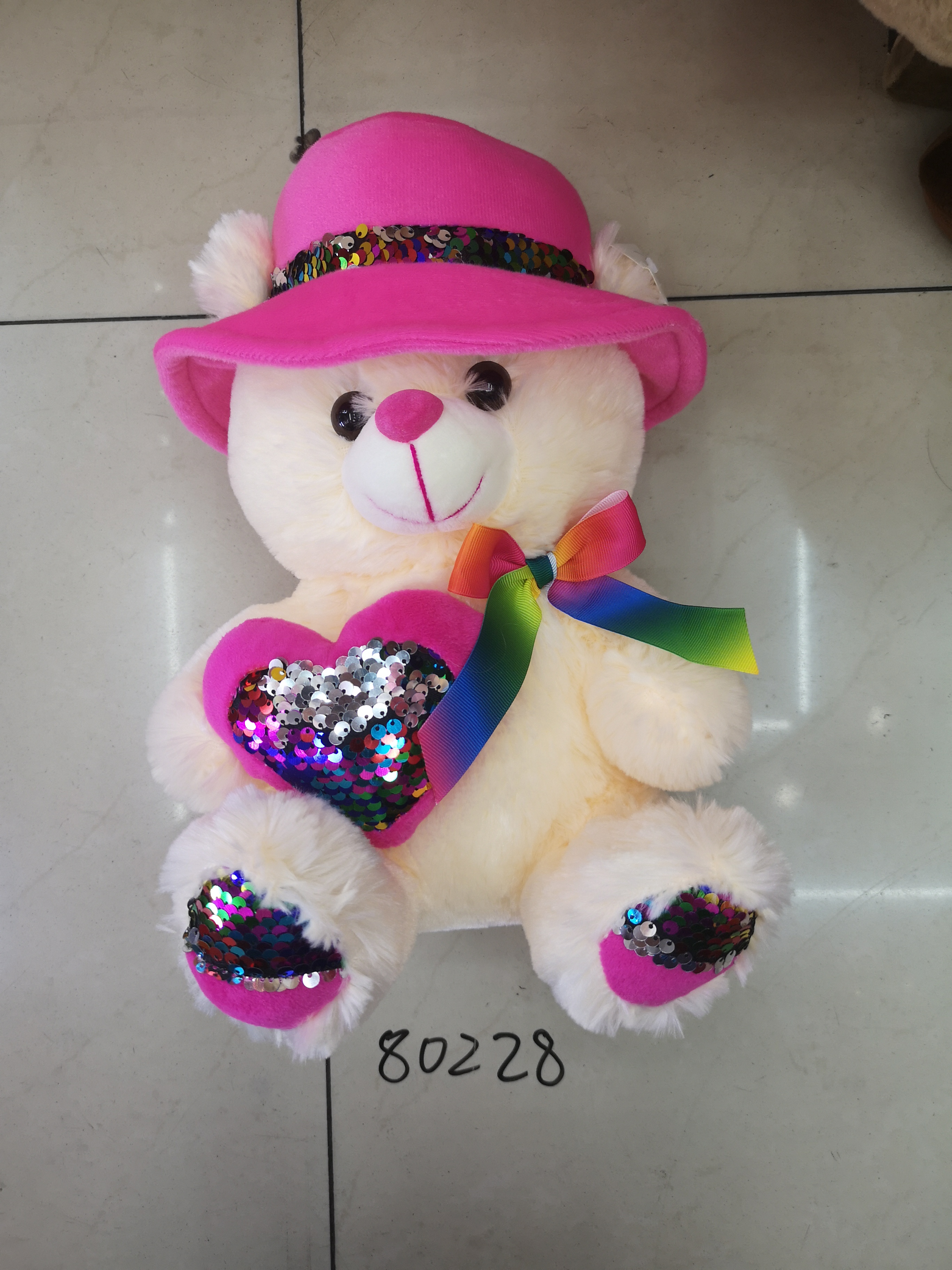 A 30-centimeter heart-shaped sequined bear at Yiwu Small Commodities City. The color of the heart-shaped bear can be mixed