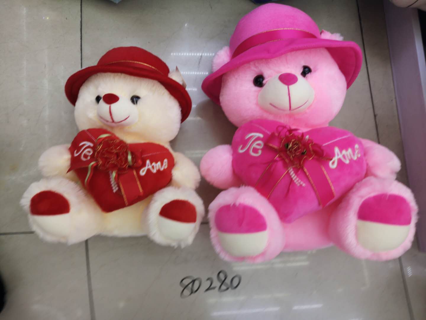 A 30-centimeter heart-shaped bear wearing a hat at Yiwu Small Commodities City, a heart-shaped bear, colors can be mixed. details Picture