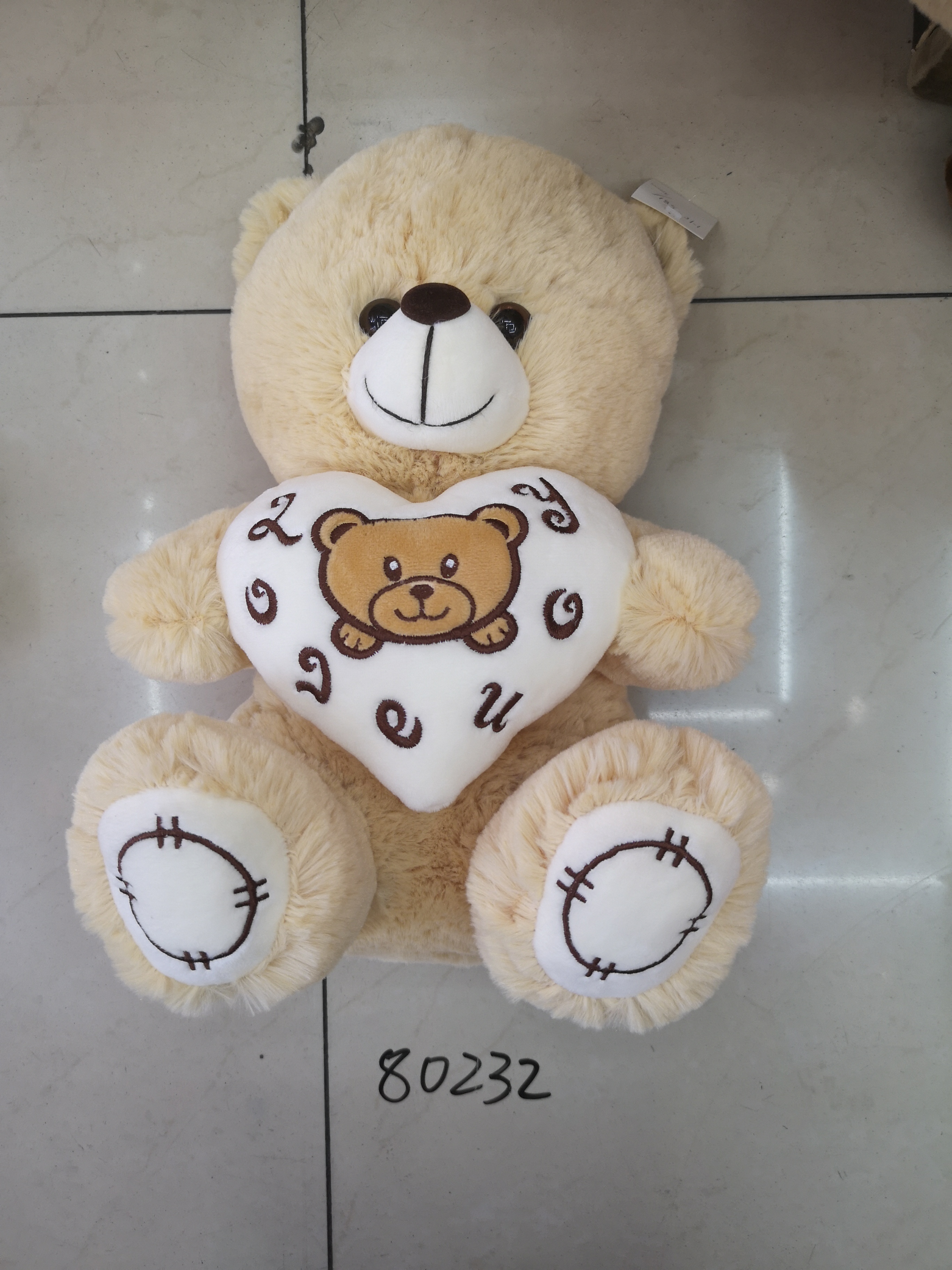 A 30-centimeter heart-shaped bear at Yiwu Small Commodities City. The colors of the heart-shaped bear can be mixed