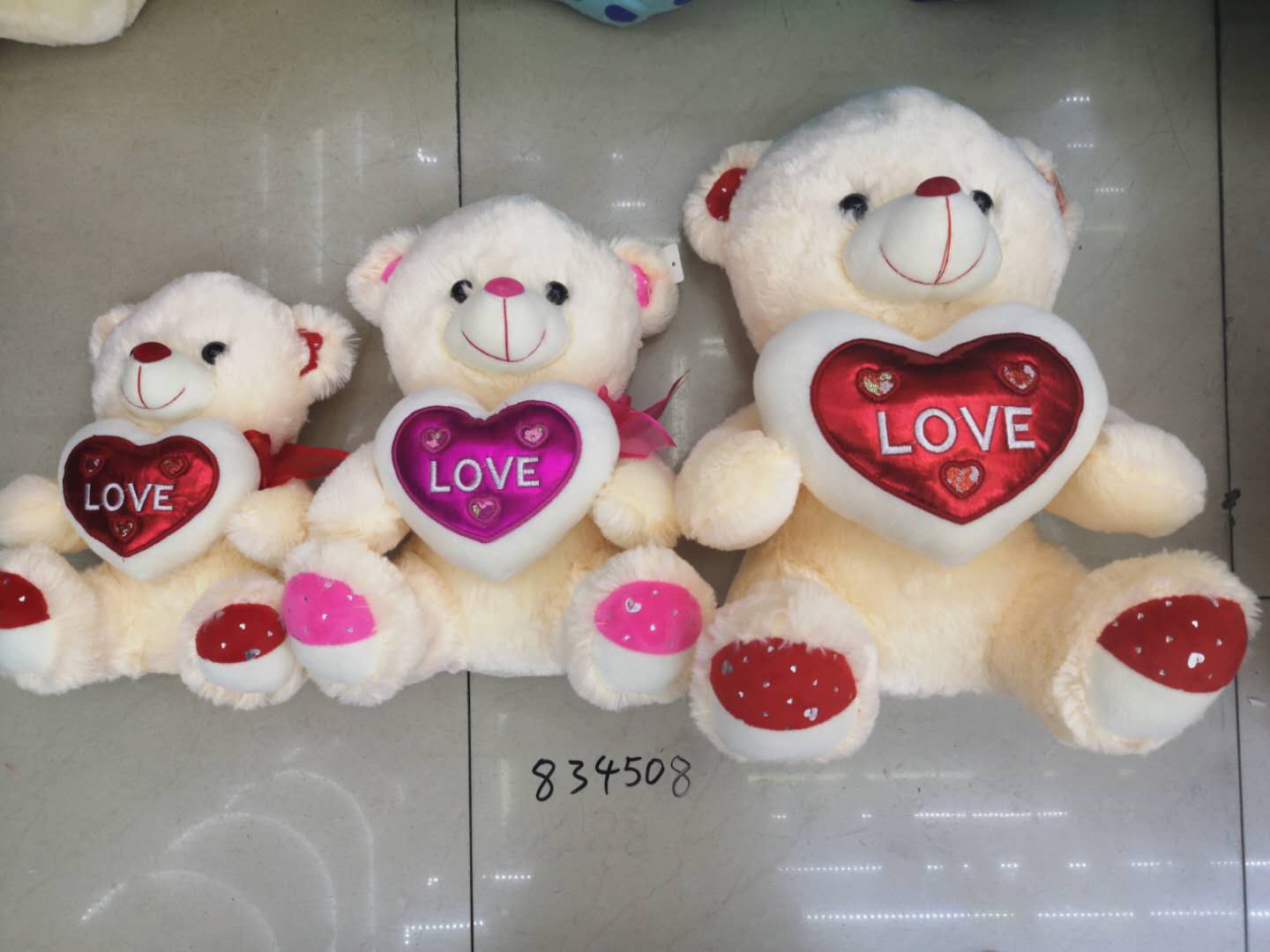 In Yiwu Small Commodities City, there are 25 to 30 cm heart-shaped bears. The colors of the heart-shaped bears can be mixed Specification image